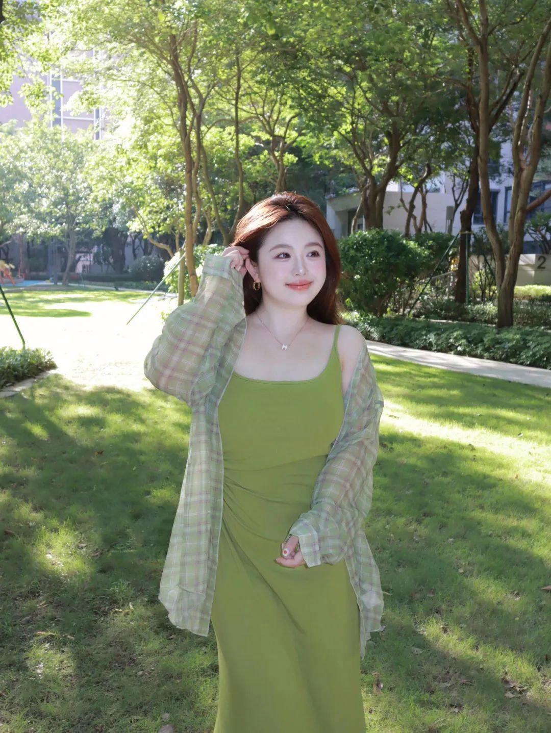 肉肉女生拍照,几个小动作,温柔显瘦显身材,大大方方很漂亮