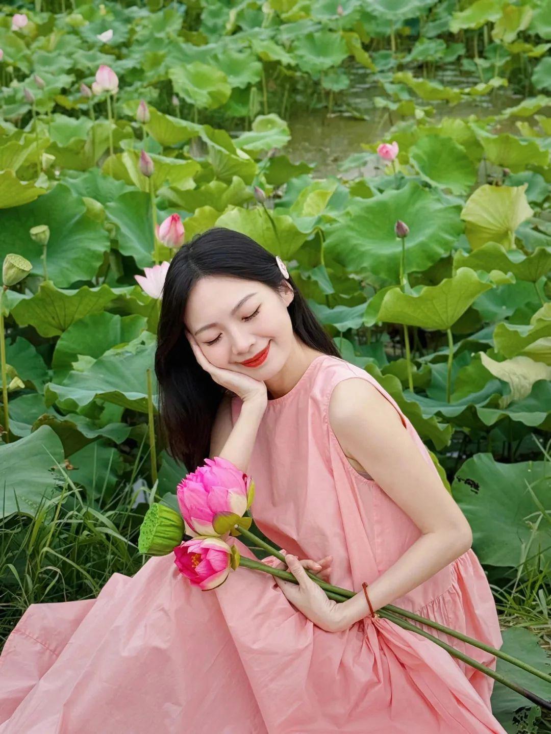 荷花拍照,10个拍照姿势学起来,拍照上镜漂亮、气质又出片