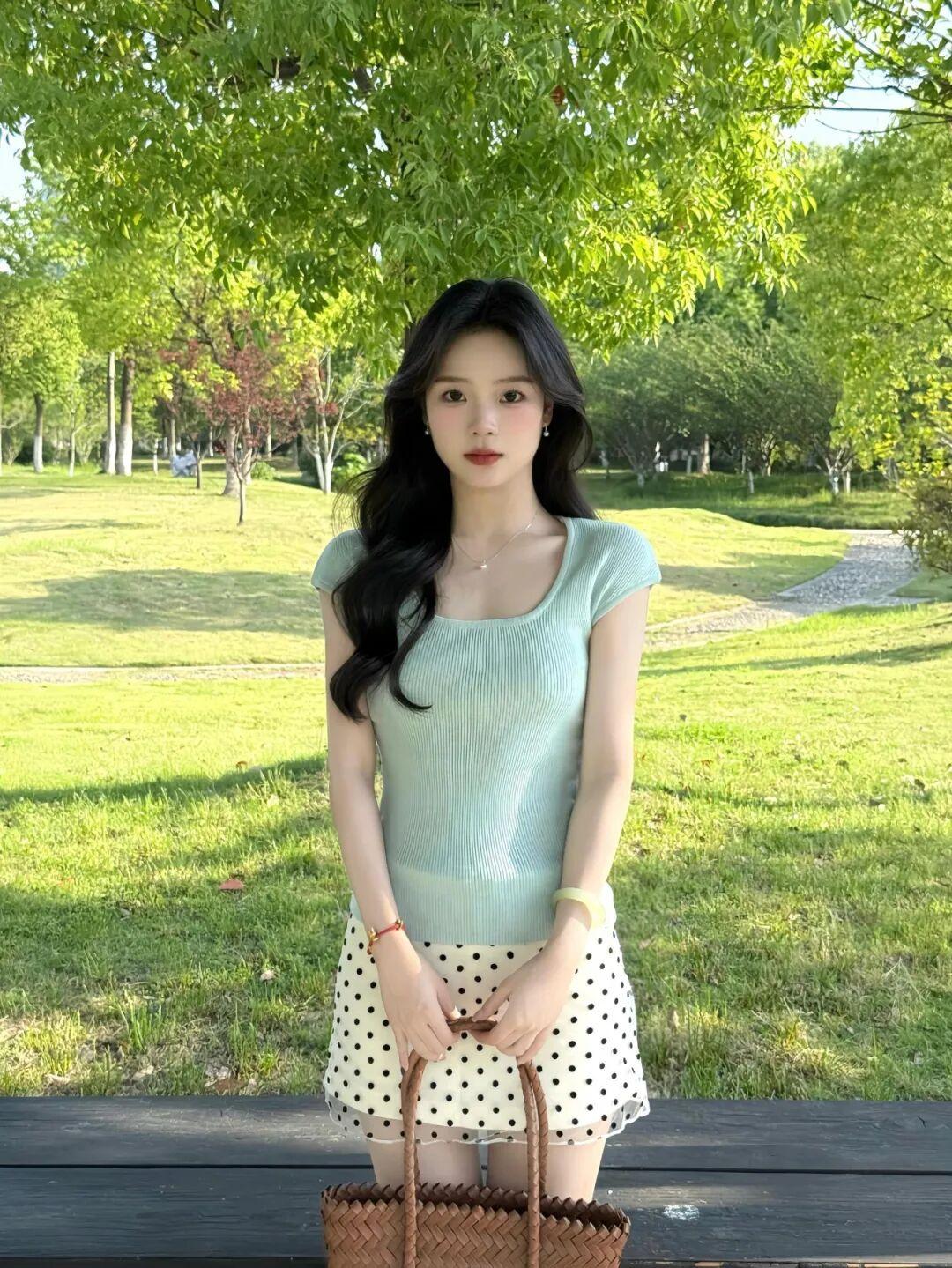 小裙子公园拍照,6个小动作,出片漂亮,自然好看有生命力
