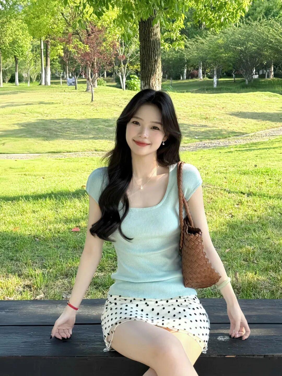 小裙子公园拍照,6个小动作,出片漂亮,自然好看有生命力