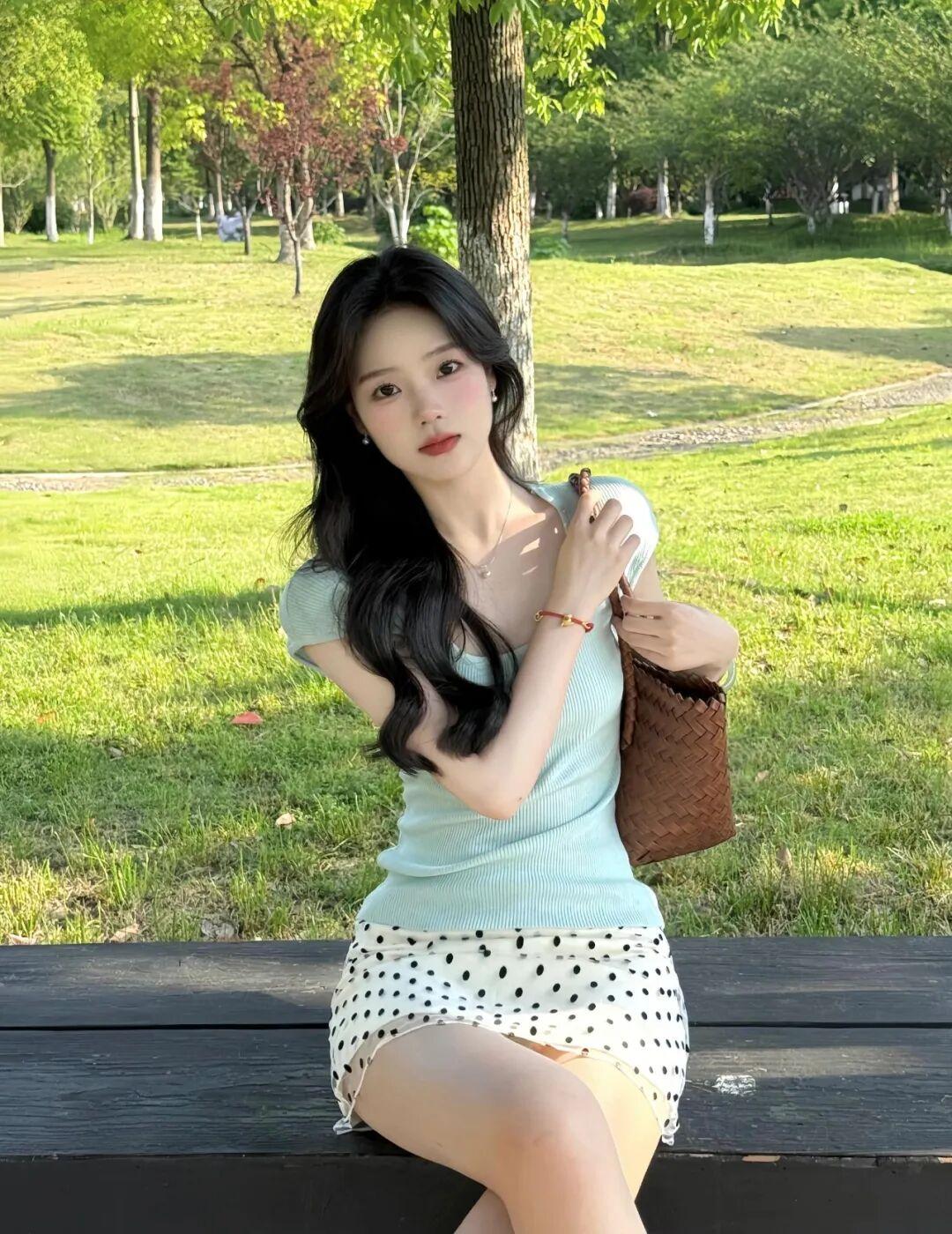 小裙子公园拍照,6个小动作,出片漂亮,自然好看有生命力