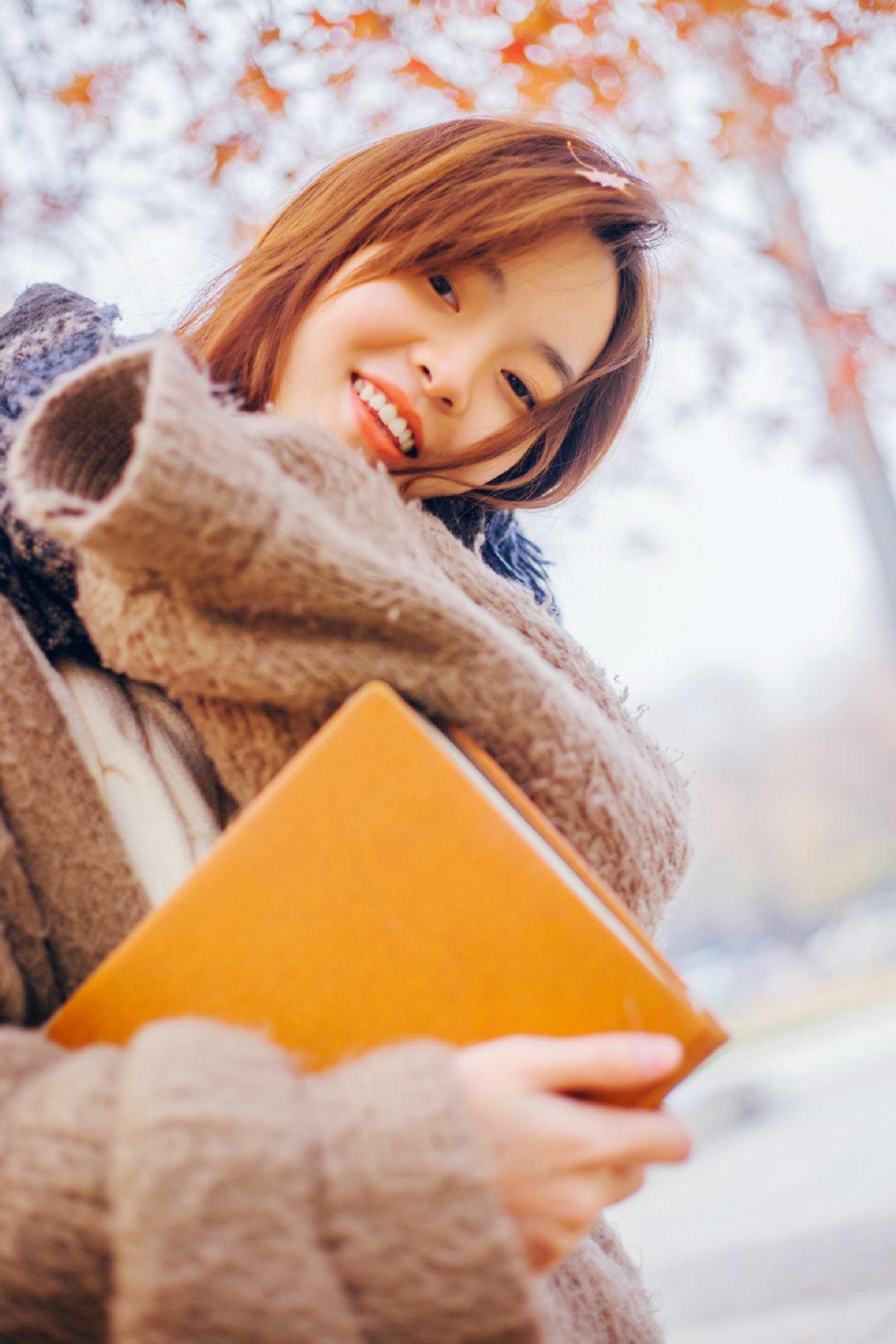 不比穿搭比姿势和技巧,让人像更显自然好看的7个拍法,值得一试