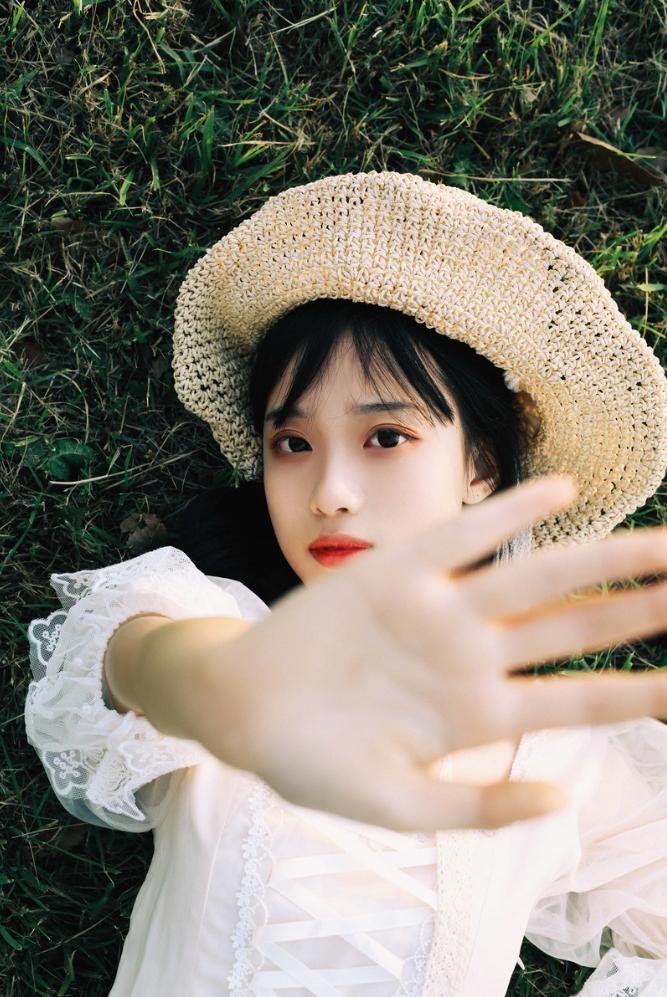 草地拍照,学会这些拍照技巧,草地拍照也超好看