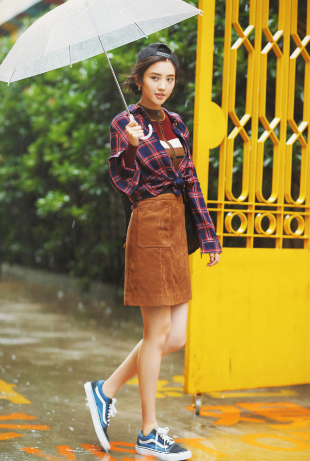 女生拍照技巧:道具、姿势配合起来拍,美美照片秀出来