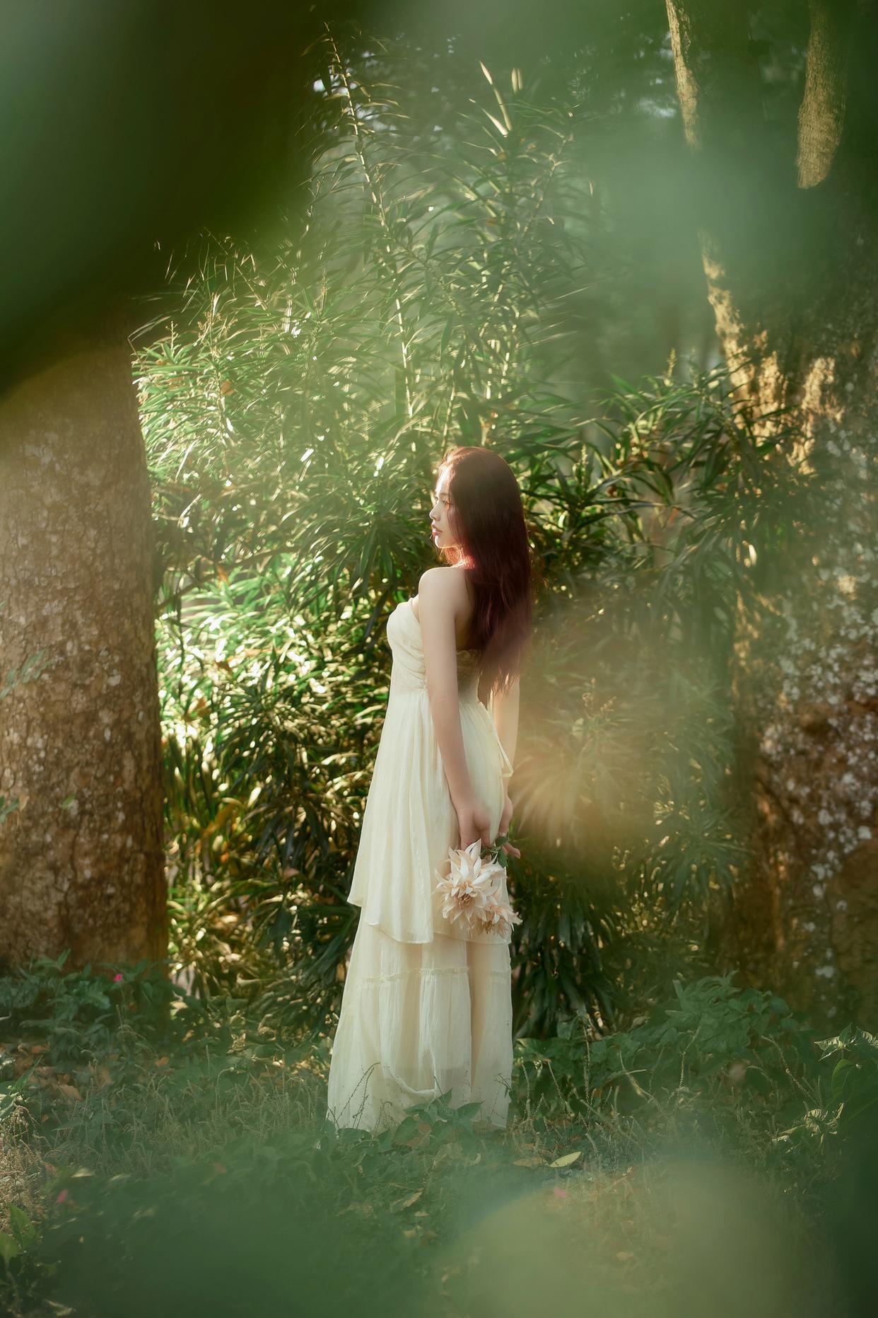 虚化:人像摄影的视觉魔法——为什么模糊背景让人物更动人?