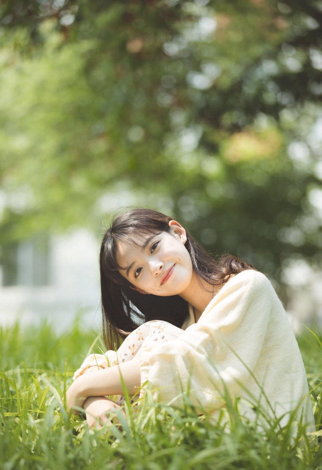 背景简单就用姿势加分,7个姿势学起来,简单的背景也能拍美照