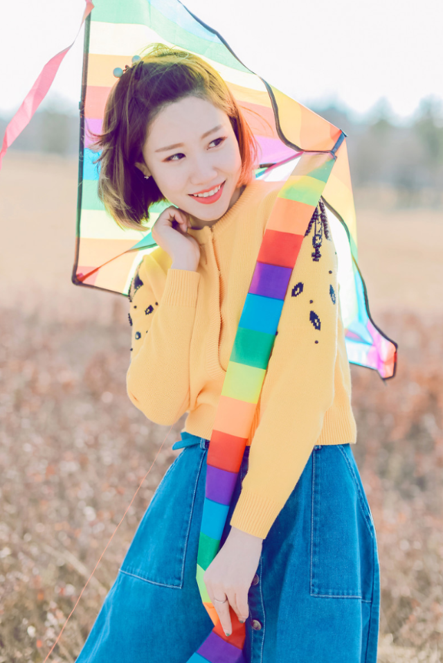 女生拍照技巧:道具、姿势配合起来拍,美美照片秀出来