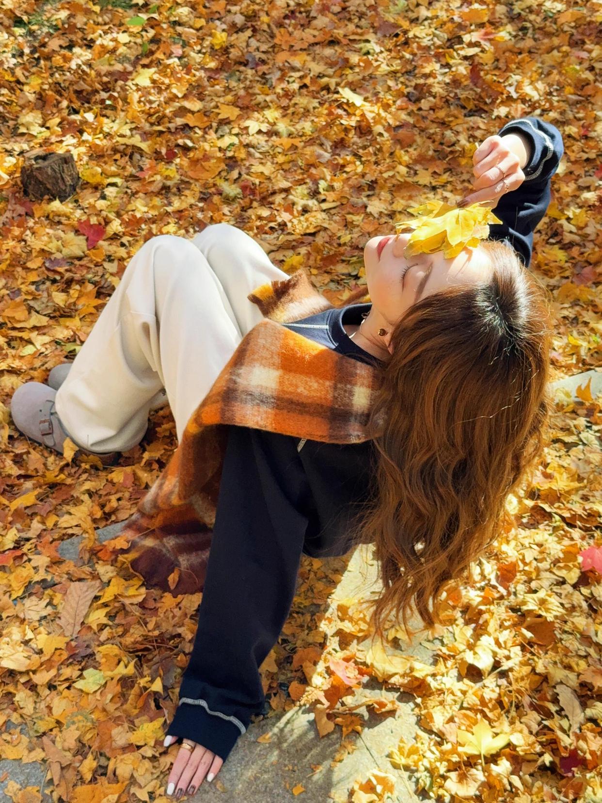 秋天落叶拍照姿势,7个姿势跟着学,拍出秋日氛围感,出片好看