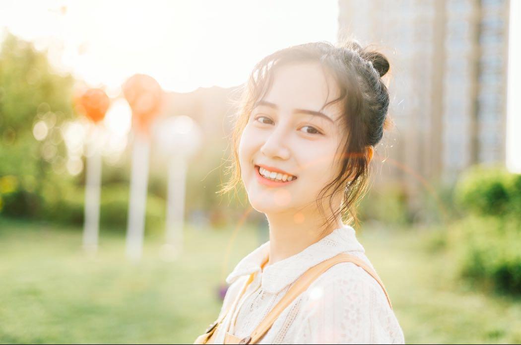 如何拍出一组吸睛的人像照,8个姿势学起来,拍出你的自然美