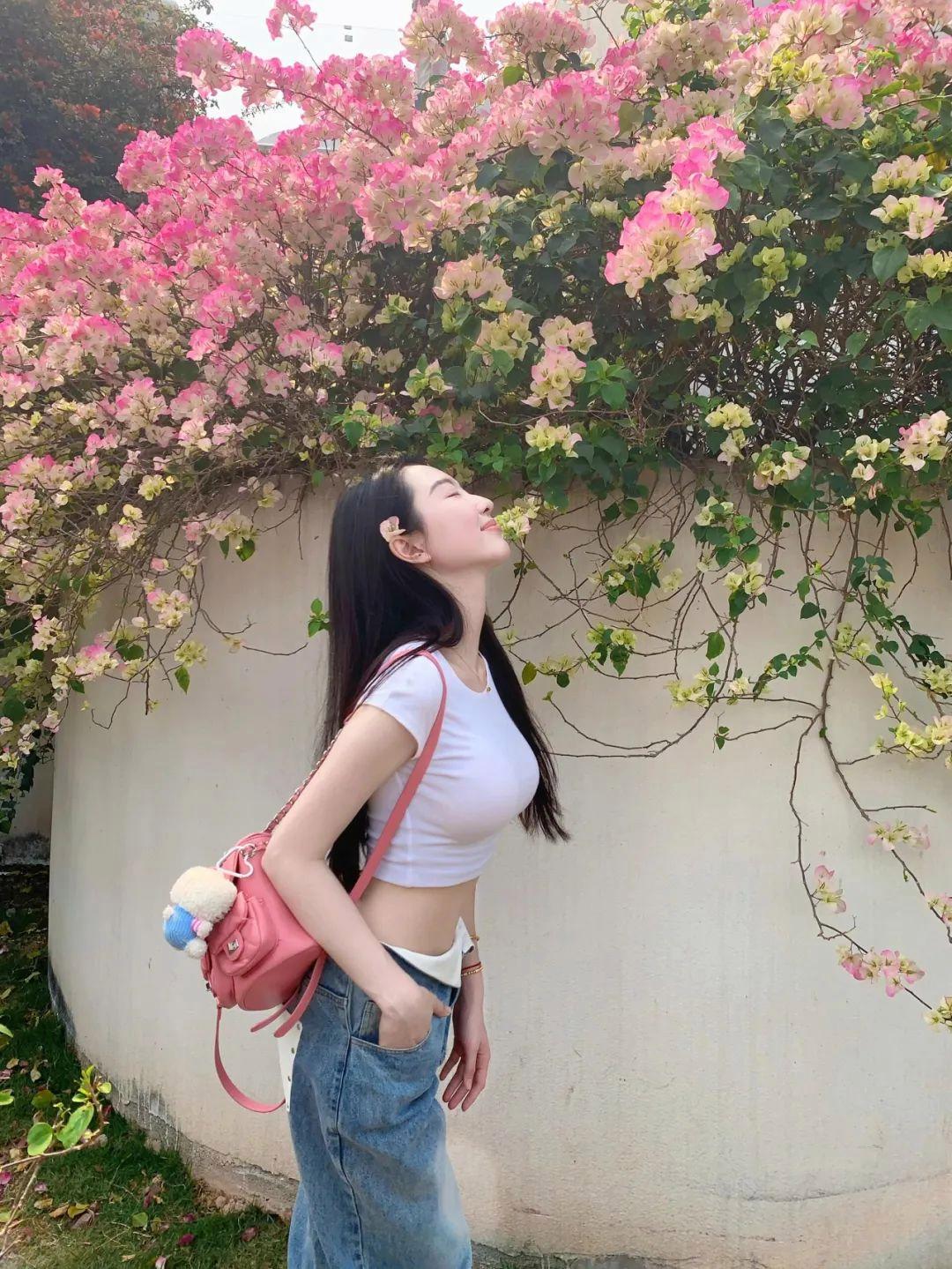 春天花墙拍照,10个姿势,花墙拍照自然上镜,出片又有氛围感
