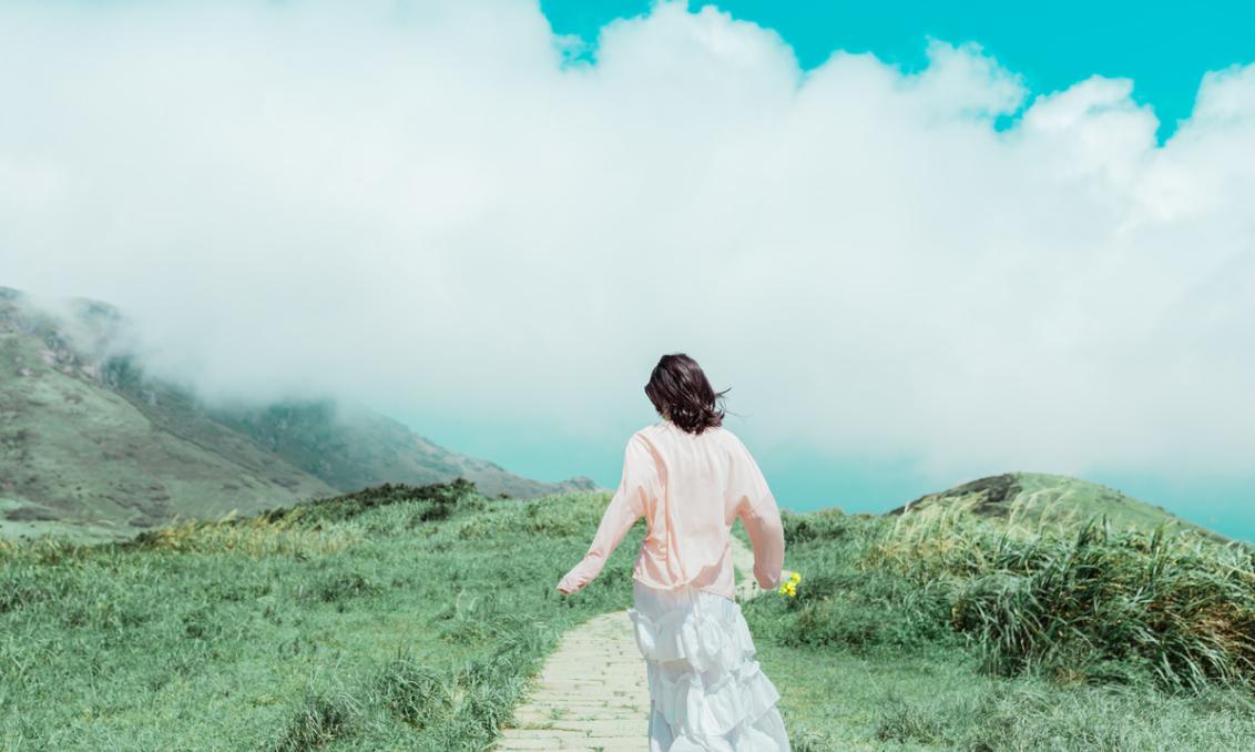 出门旅行,掌握以下12个拍照姿势技巧,告别游客照