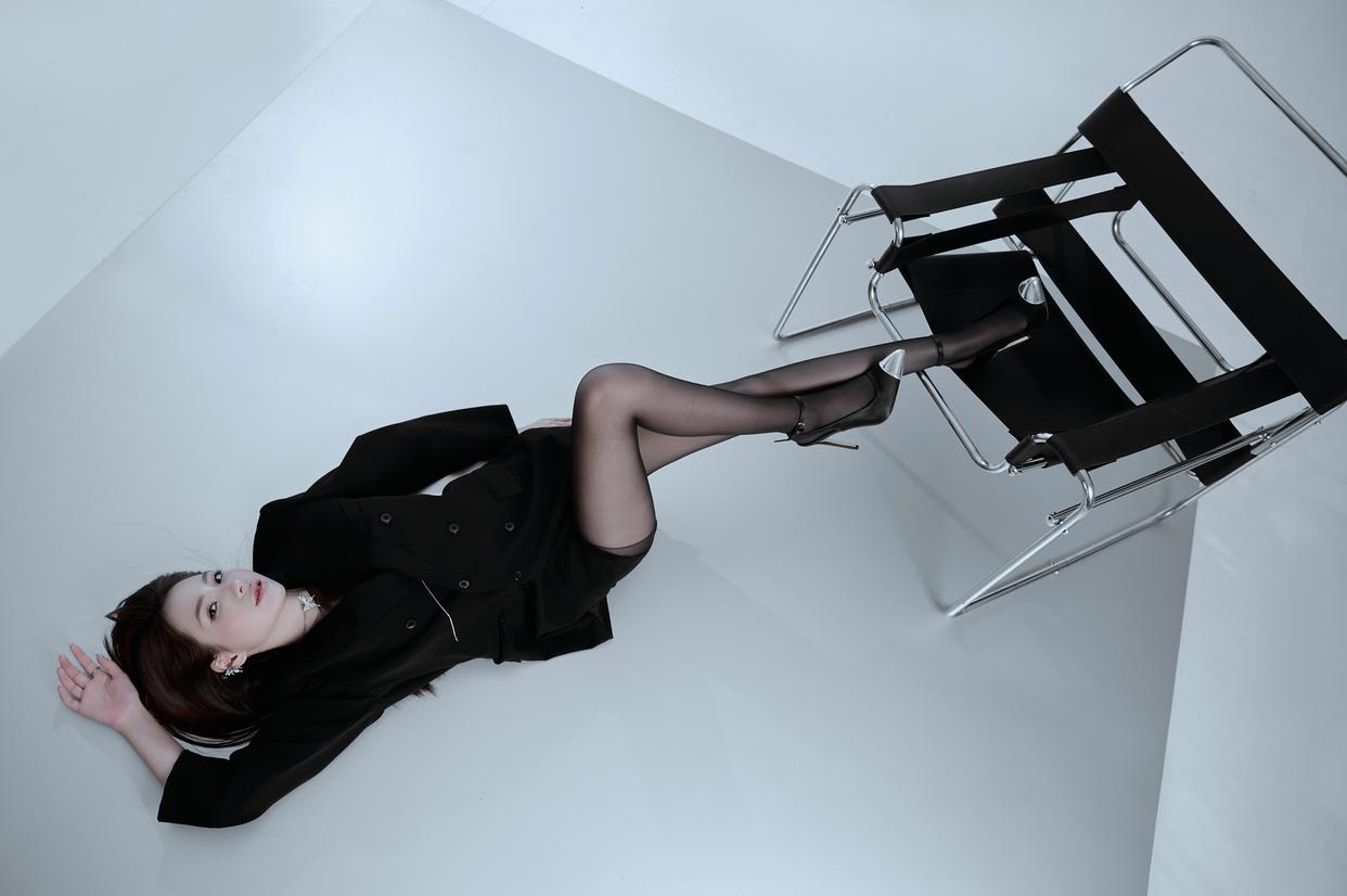 摄影师私藏的美女拍摄秘籍:从光线到姿势,全方位解析人像套路