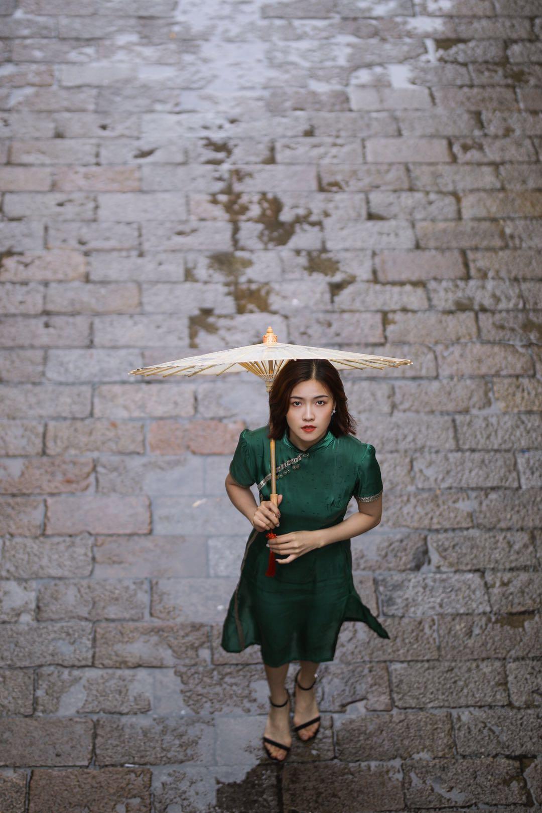 中年女士拍摄旗袍写真照,7个简单的姿势学起来,既显气质又优雅