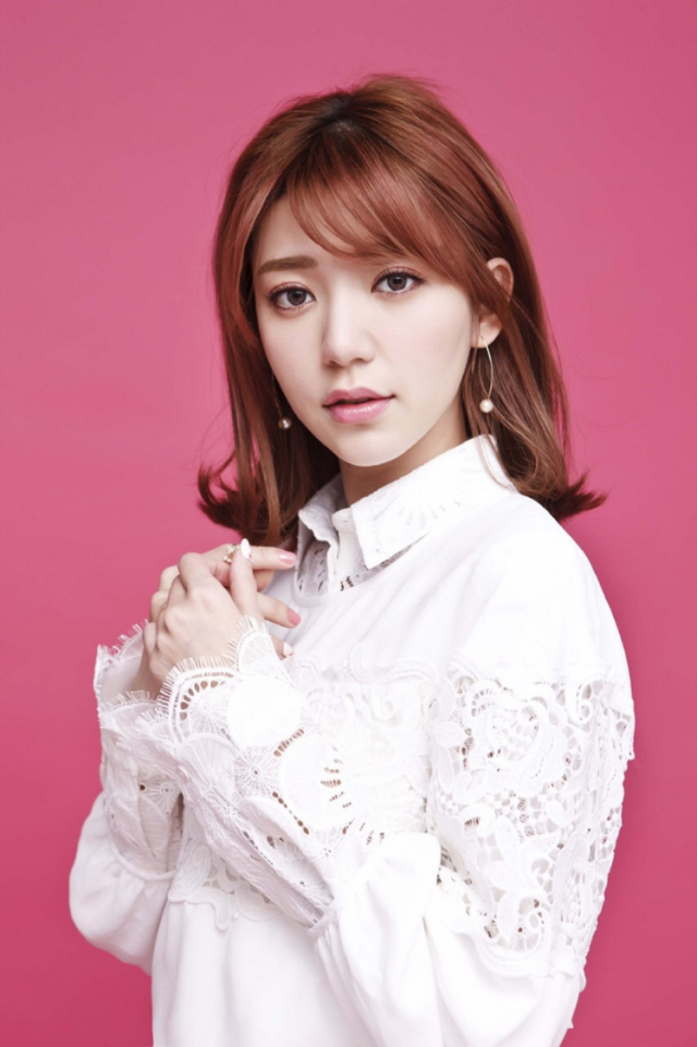 拍照技巧:教你7招,纯色背景搭配对的拍照姿势,照片好看惊艳