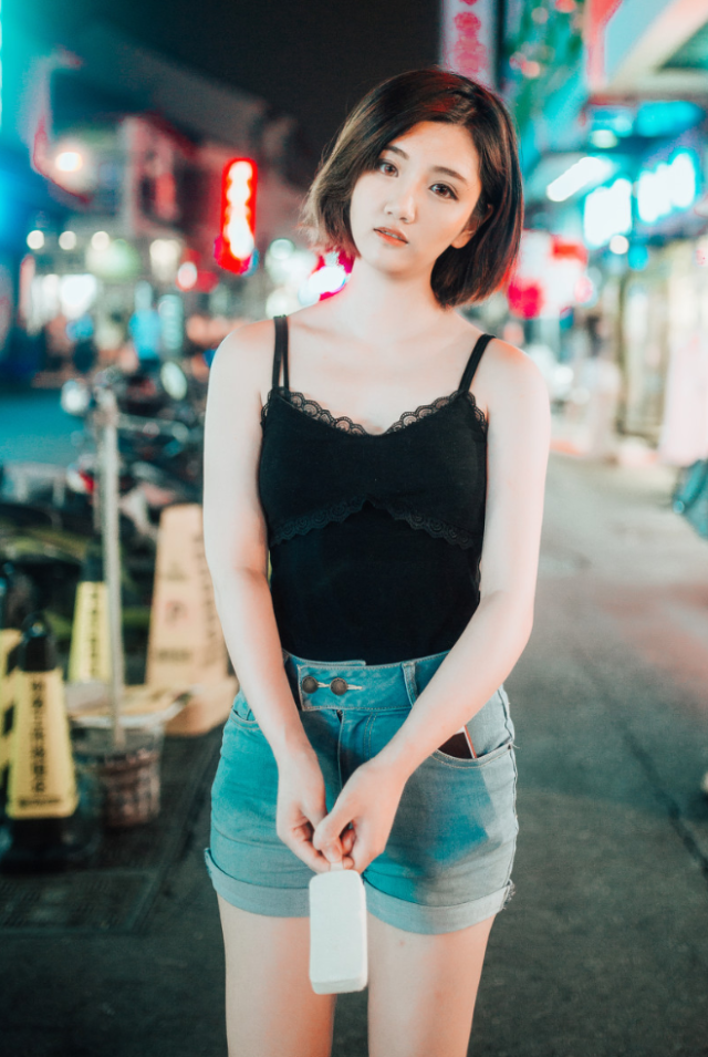 女生拍照技巧:道具、姿势配合起来拍,美美照片秀出来