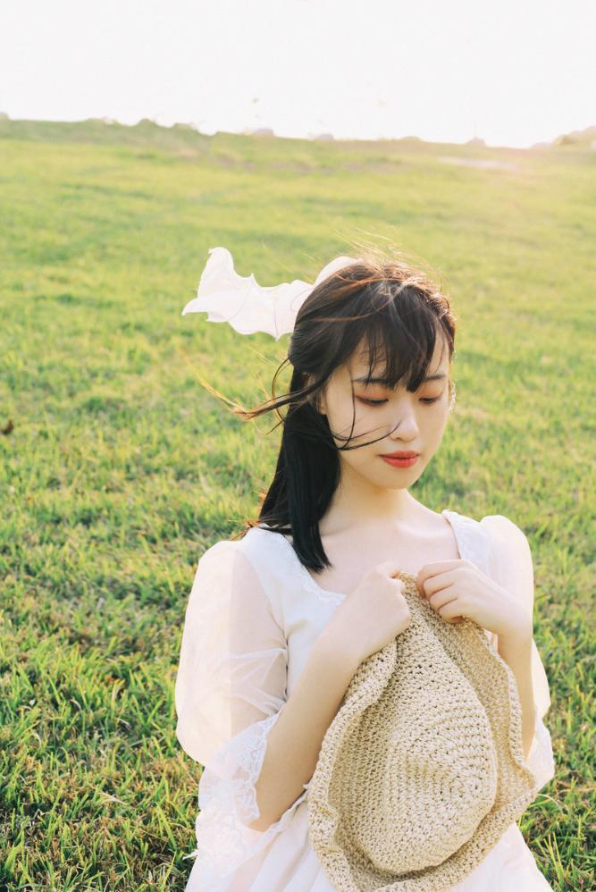 草地拍照,学会这些拍照技巧,草地拍照也超好看