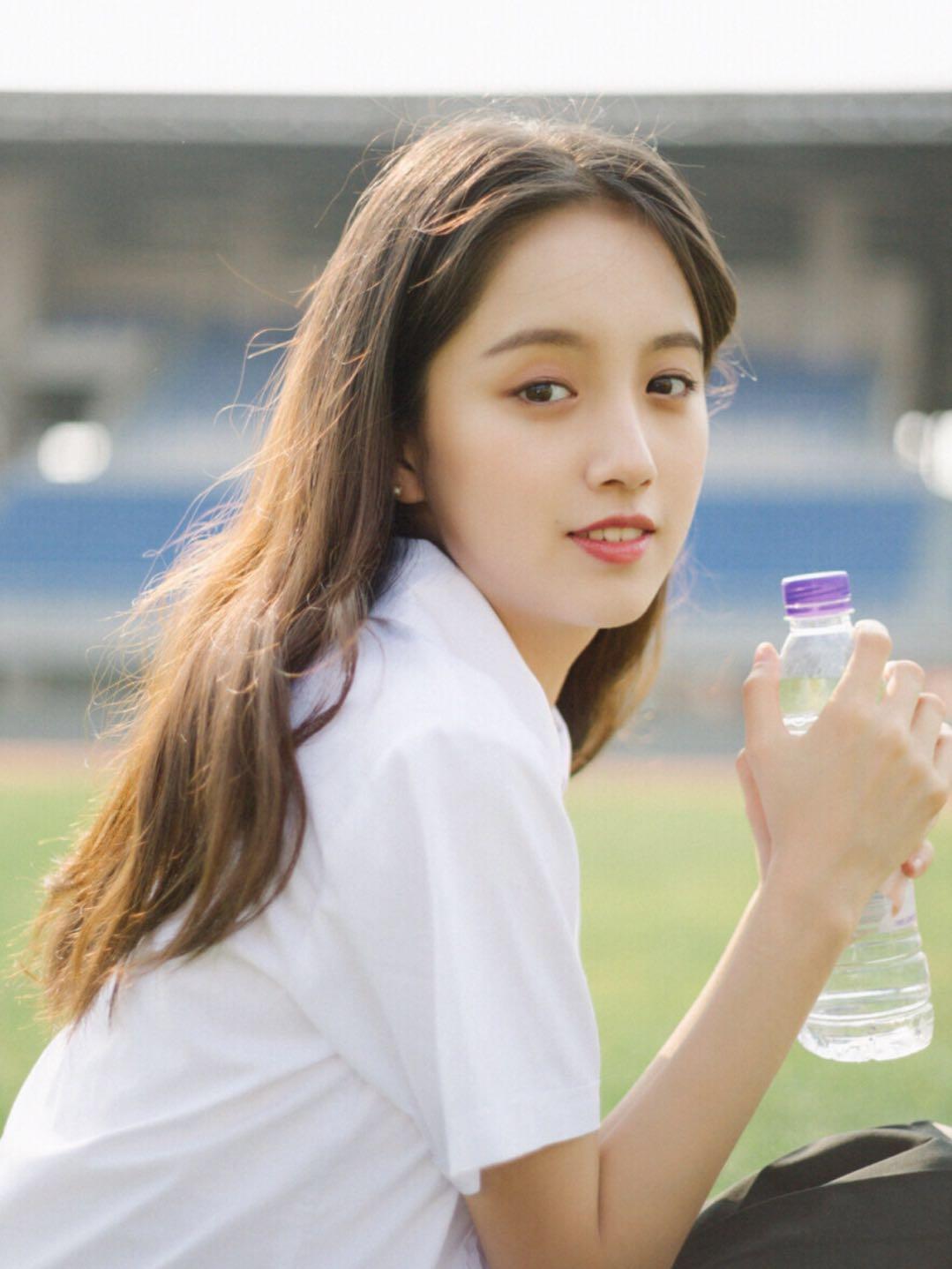 简单易学,一看就会的7个拍照姿势,教你拍出自然好看的人像照