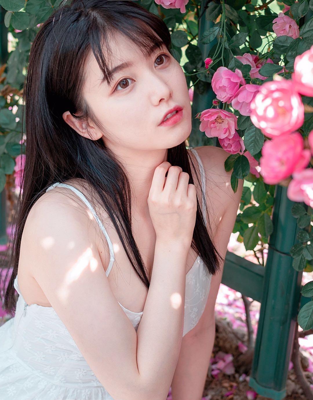 花丛中进行人像摄影,这7个姿势用起来,拍出人比花娇的效果