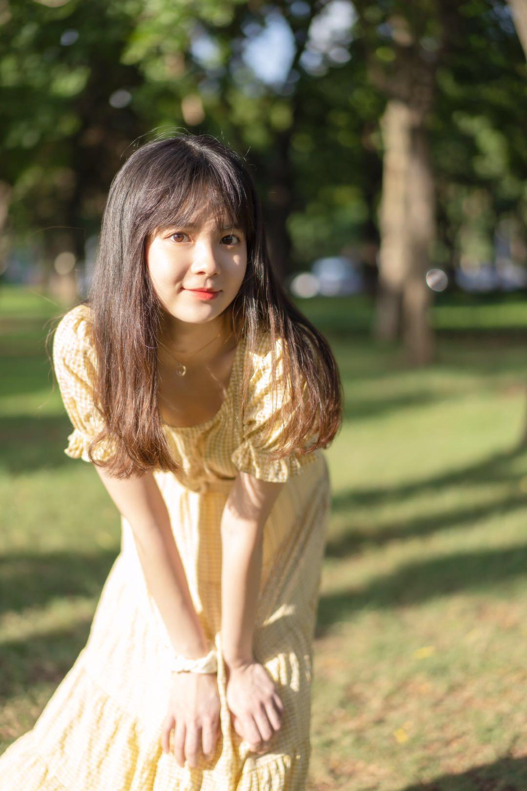 背景简单就用姿势加分,7个姿势学起来,简单的背景也能拍美照