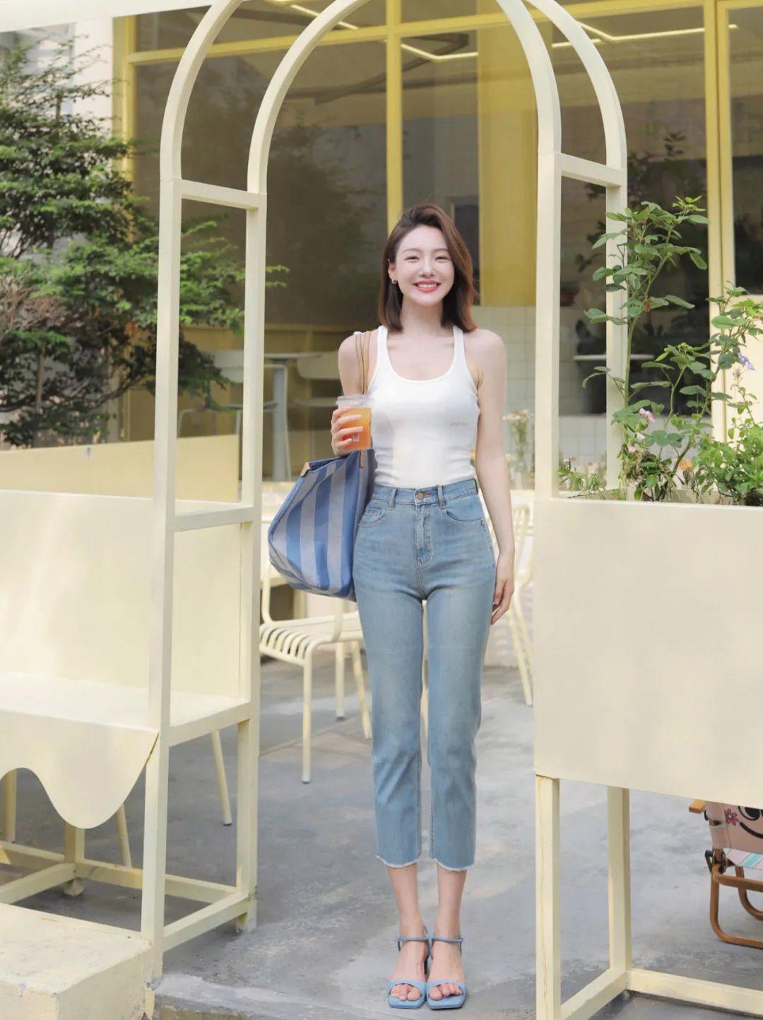 牛仔裤拍照,9个拍照姿势,这样拍时尚漂亮,气质迷人