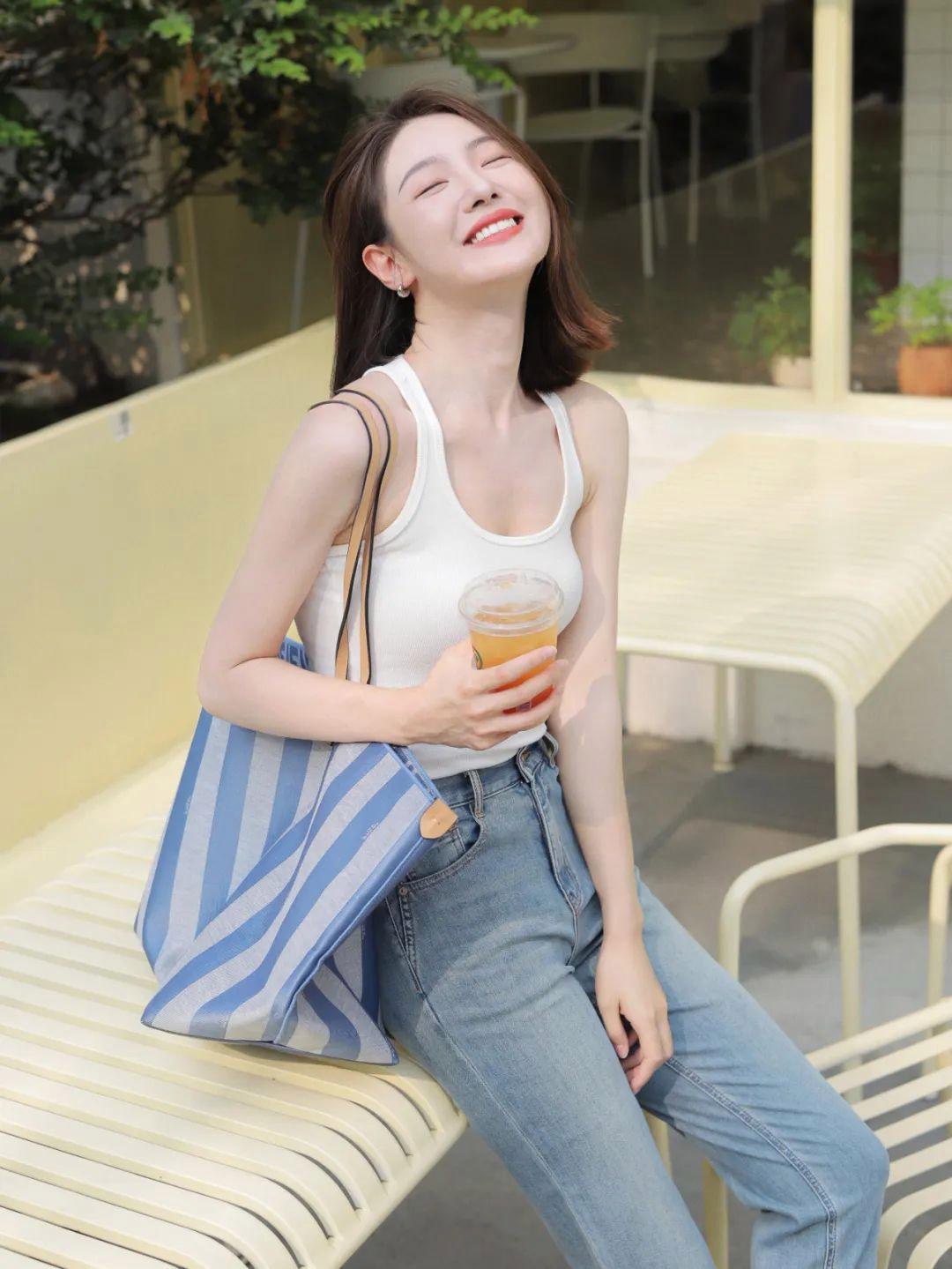 牛仔裤拍照,9个拍照姿势,这样拍时尚漂亮,气质迷人