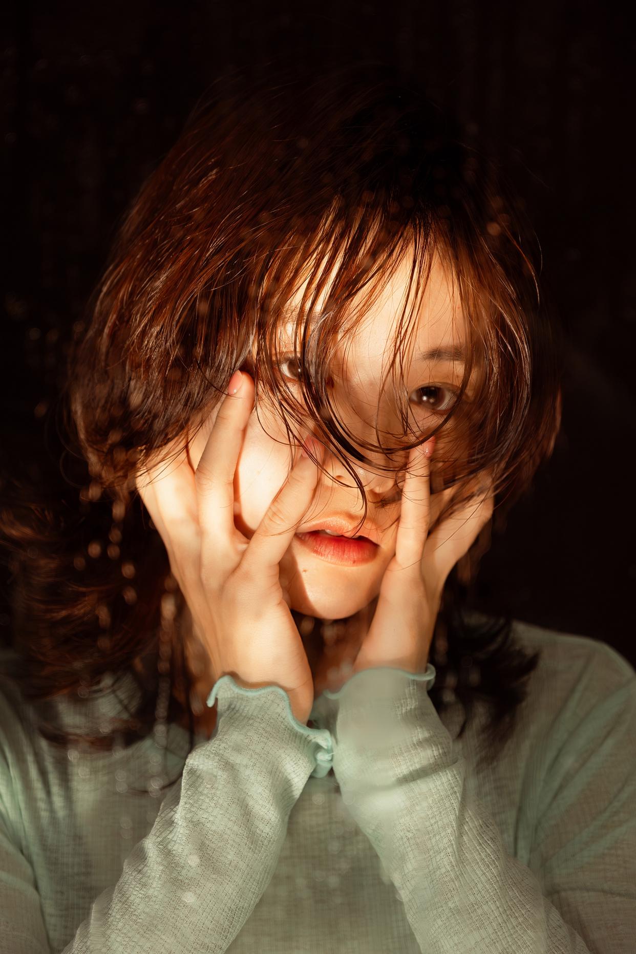 摄影干货|让人物在画面中脱颖而出:对焦、构图与光影的黄金法则