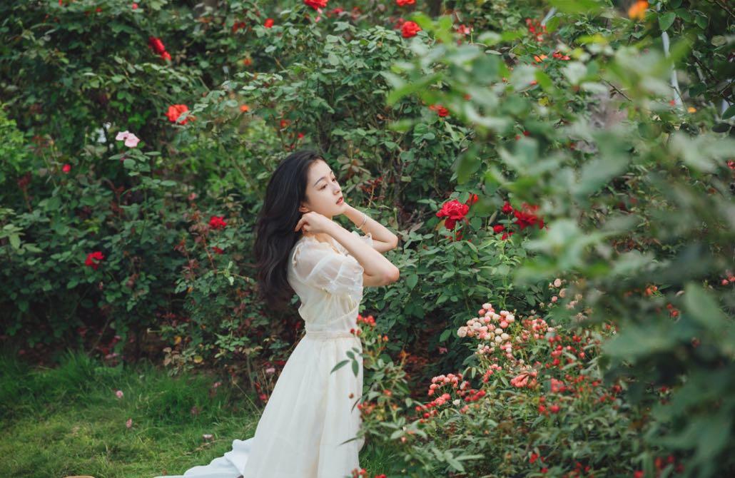 花丛拍摄人像照的7个通用姿势,学起来,怎么拍都好看