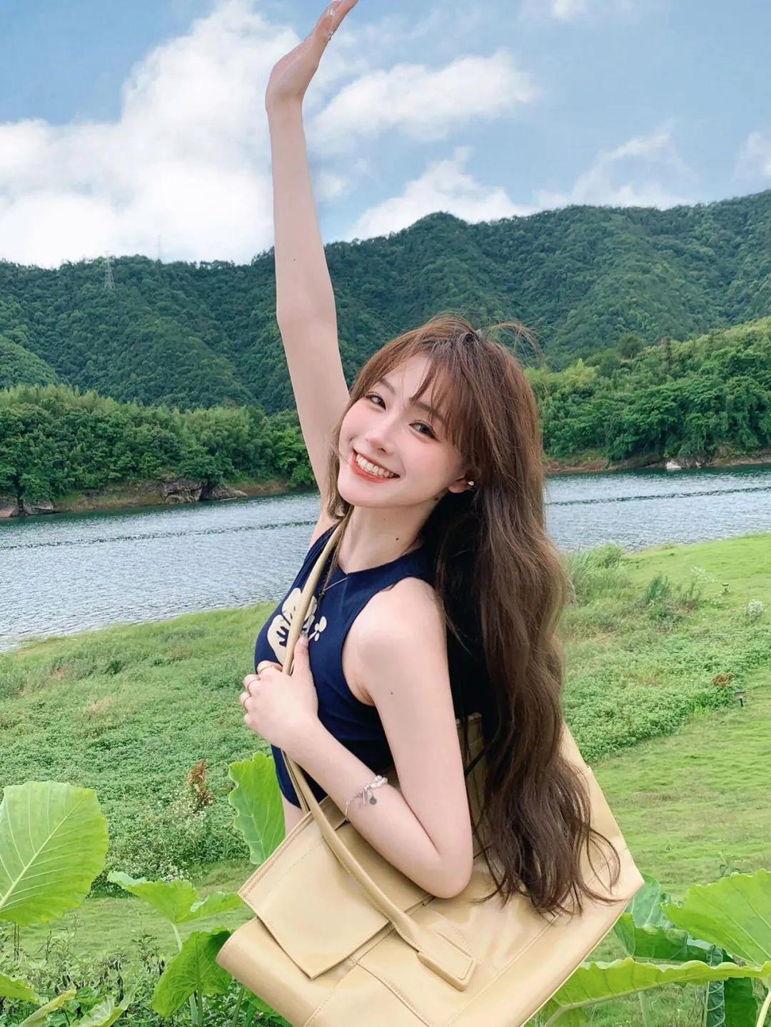 草地拍照,9个简单姿势,户外拍照自然好看、上镜出片