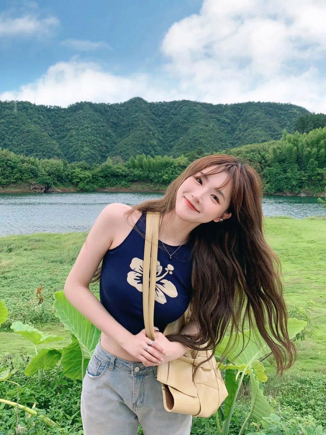 草地拍照,9个简单姿势,户外拍照自然好看、上镜出片