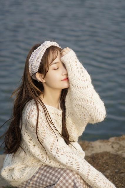 拍照好看的女生最常用的7个姿势,简约又自然,拍照很上镜