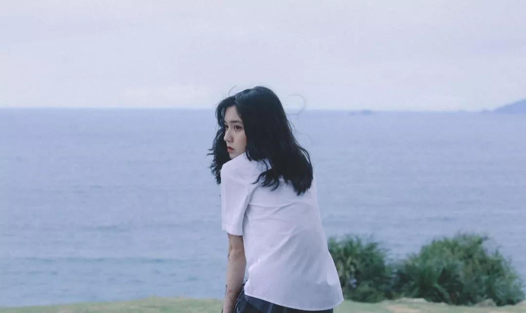 10个超实用的女生拍照姿势,显瘦自然又上镜,快学起来