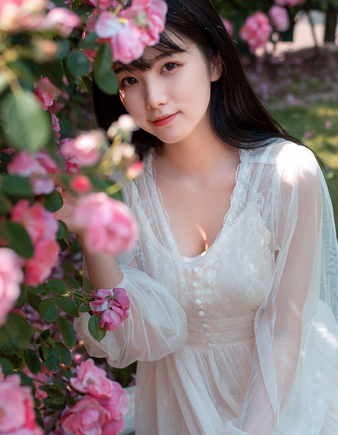 花丛中进行人像摄影,这7个姿势用起来,拍出人比花娇的效果