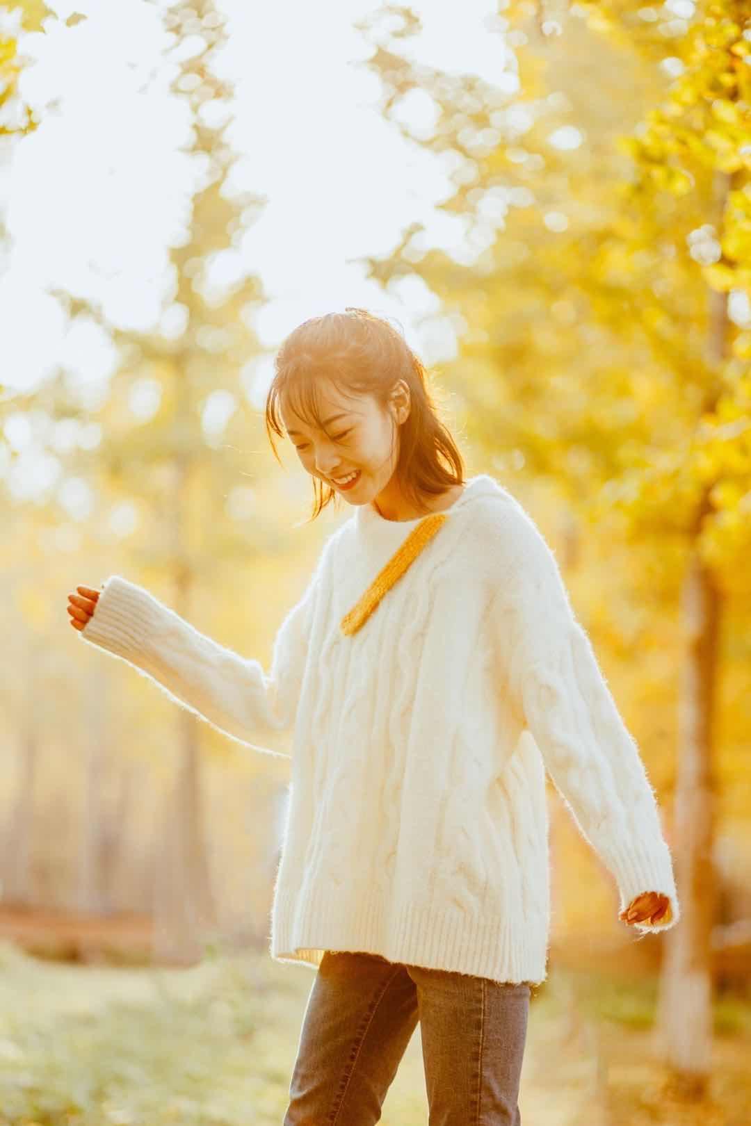 秋意正浓,拍摄一组暖色少女写真,这5个暖秋人像拍摄技巧别错过