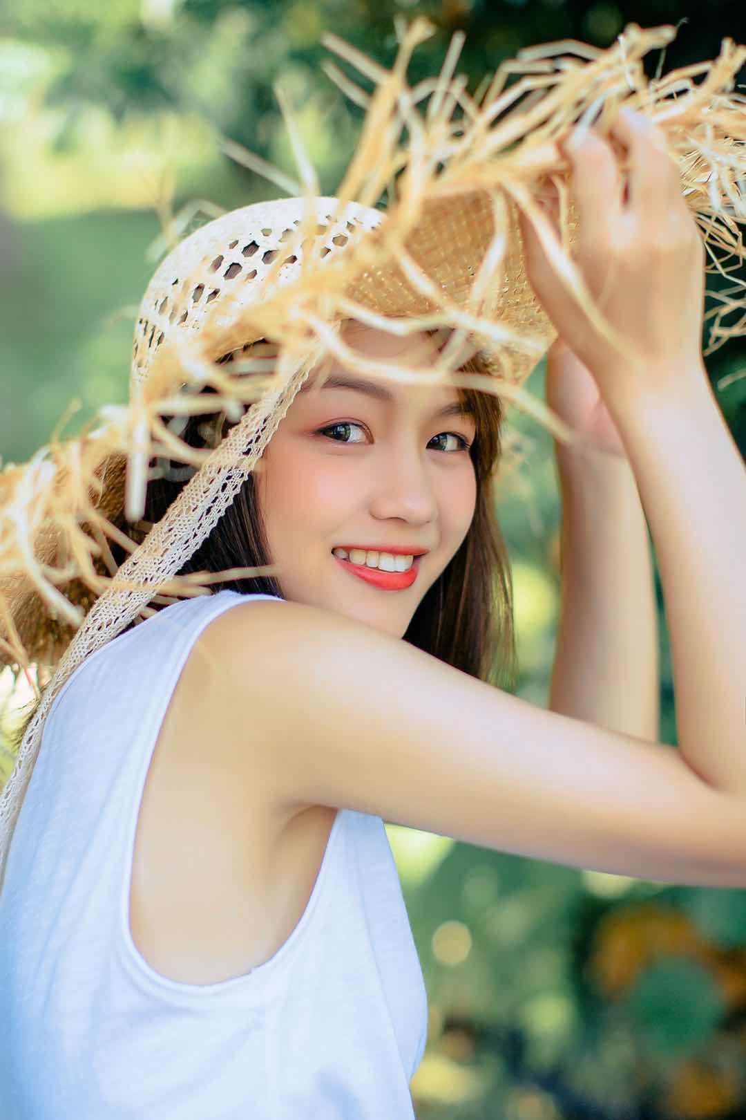 拍照手要怎么摆?7个姿势要领学起来,拒绝拍照手足无措