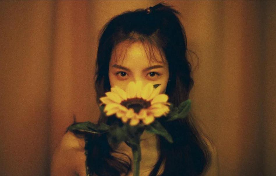 在家也能拍美照,学会这10个拍照姿势技巧,少女感满满