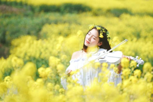 快看,学会这12个油菜花人像的拍照技巧,轻松美爆朋友圈