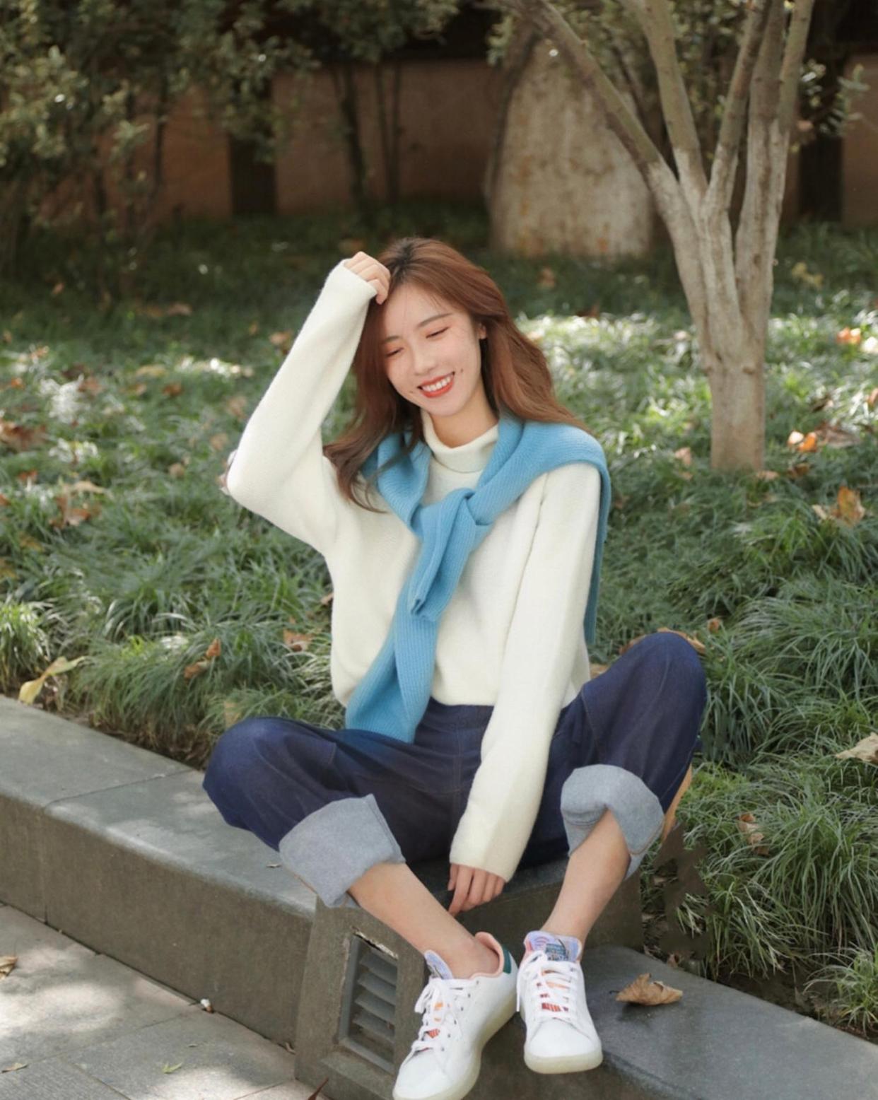 拍照手要怎么摆?7个姿势要领学起来,拒绝拍照手足无措