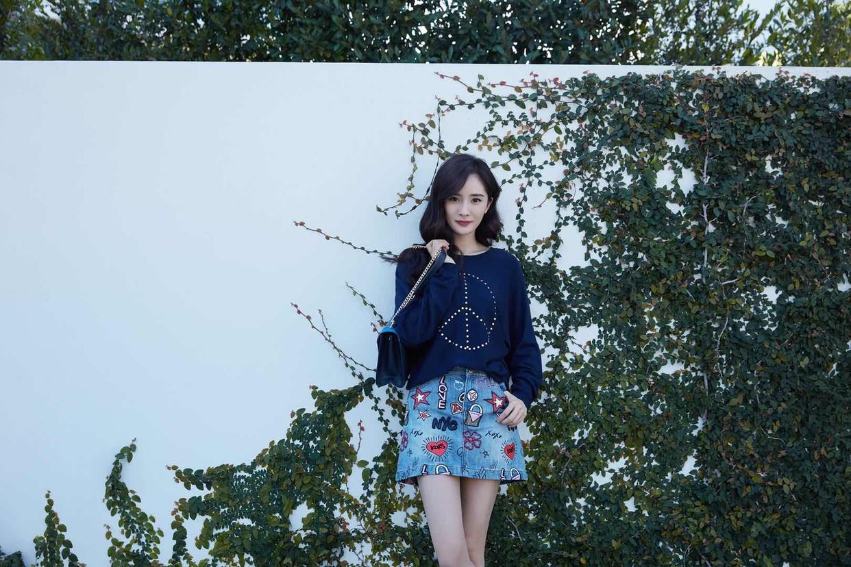 跟着时尚达人杨幂学些拍照姿势,简单又易学,拍照好看不尴尬