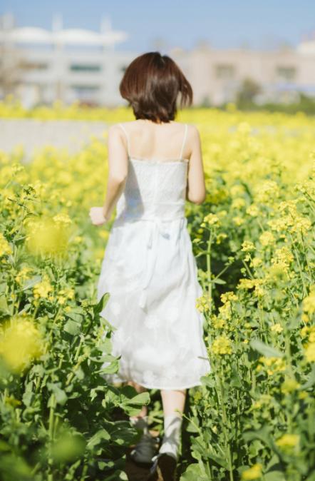 快看,学会这12个油菜花人像的拍照技巧,轻松美爆朋友圈