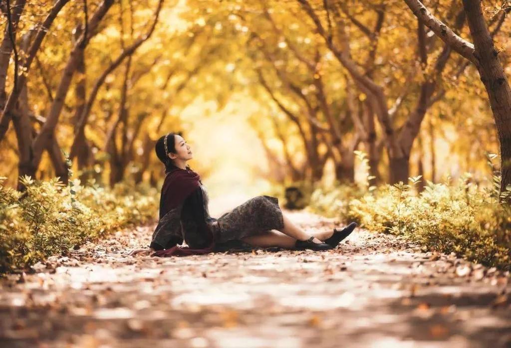 适合中年女士拍照的9个姿势,拍照不尴尬,简单又自然,值得试试