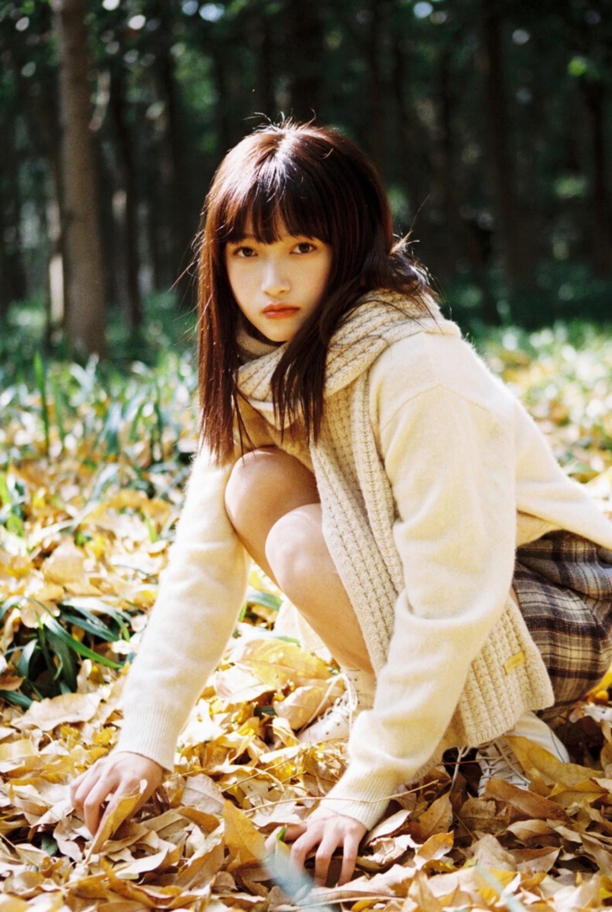 背景简单可用姿势增分,7个简约自然的姿势,背景简单也能拍美照