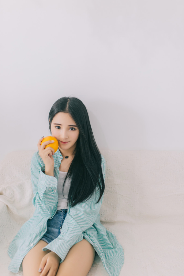 拍照技巧:教你7招,纯色背景搭配对的拍照姿势,照片好看惊艳