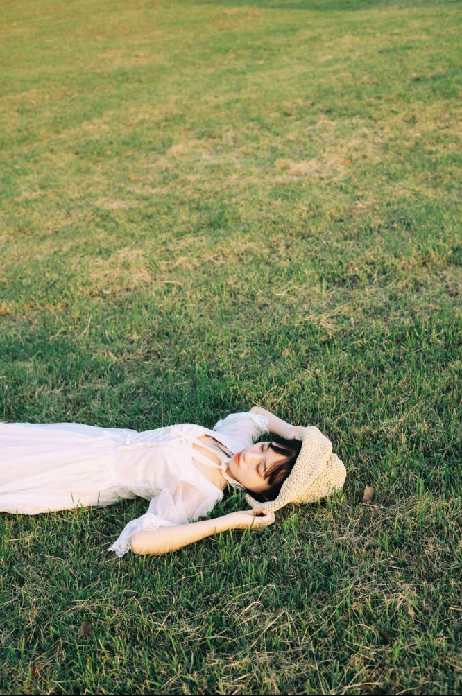 草地拍照,学会这些拍照技巧,草地拍照也超好看