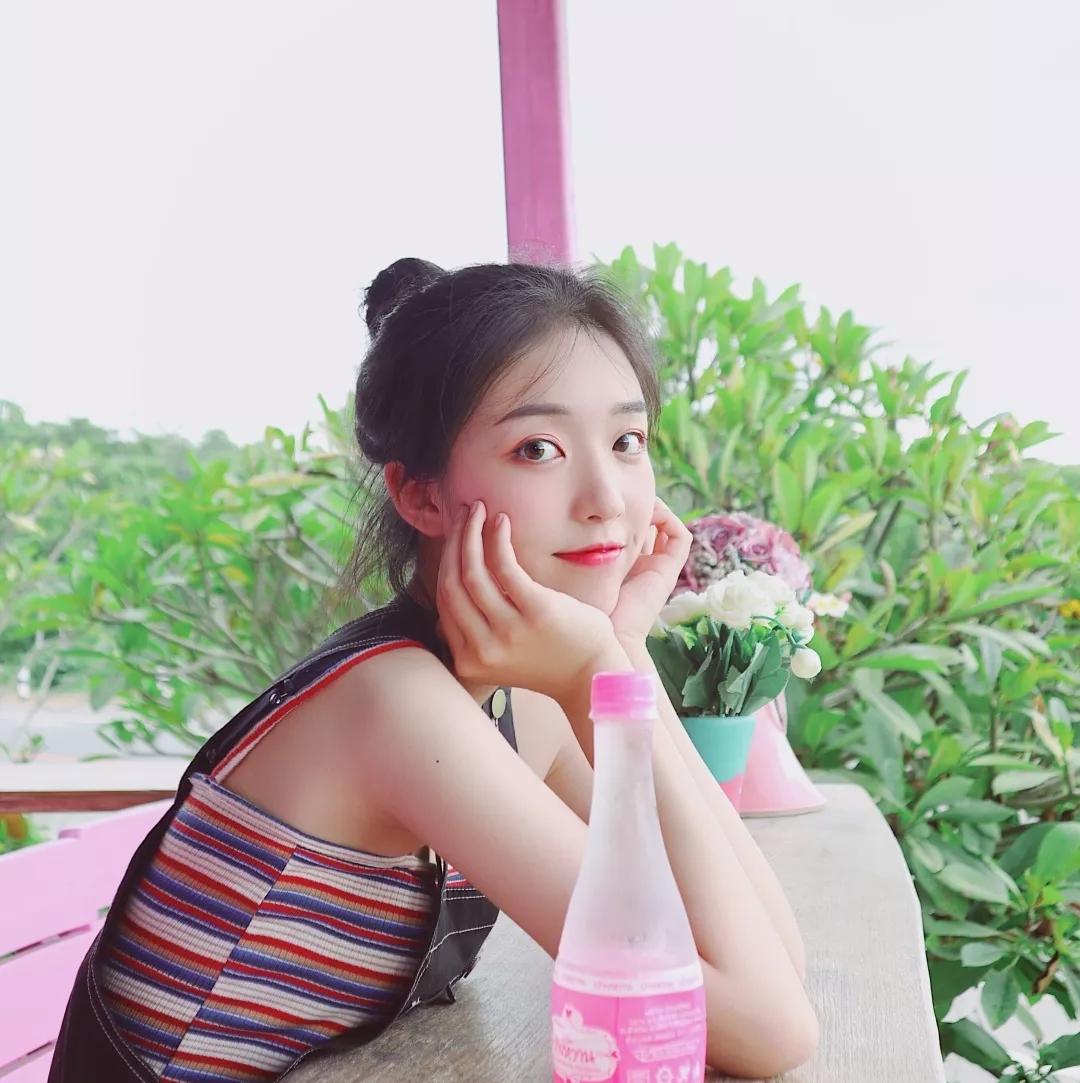 10个超实用的女生拍照姿势,显瘦自然又上镜,快学起来