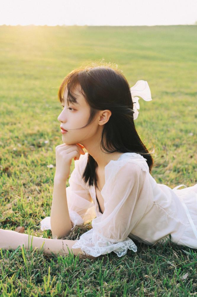 草地拍照,学会这些拍照技巧,草地拍照也超好看