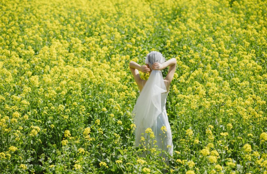 快看,学会这12个油菜花人像的拍照技巧,轻松美爆朋友圈