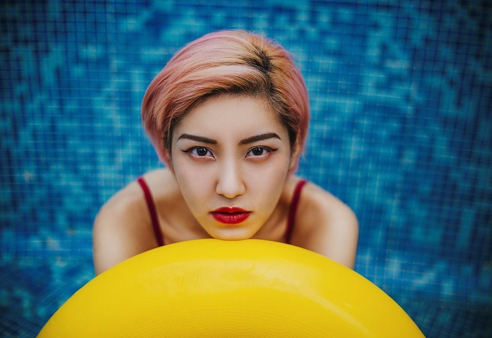 “脸大”怎么拍显瘦?20张示例照5个技巧,解决“大饼脸”难题