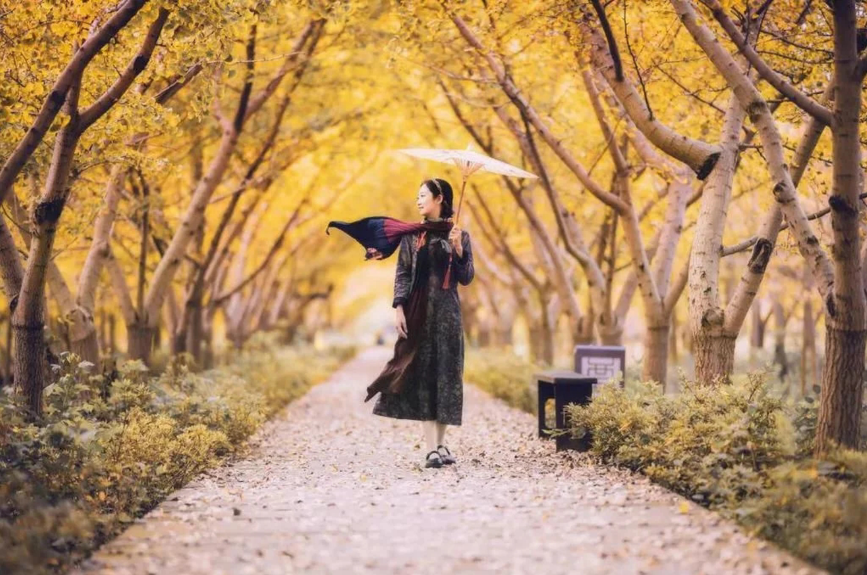 适合中年女士拍照的9个姿势,拍照不尴尬,简单又自然,值得试试