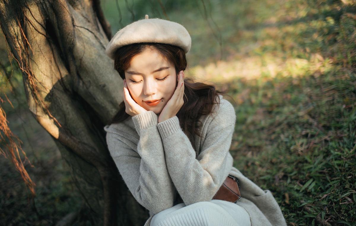 拍照手要怎么摆?7个姿势要领学起来,拒绝拍照手足无措