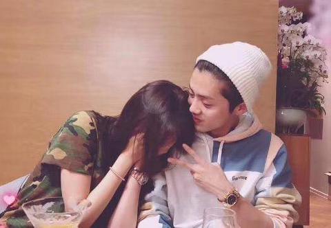 拍照手不知如何放,以下10种摆法,爱拍美照的小姐姐可以参考